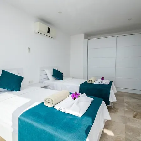 Вилла Sleeps 8 With Pool And Air Con