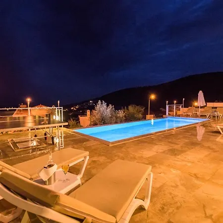 Sleeps 8 With Pool And Air Con *
